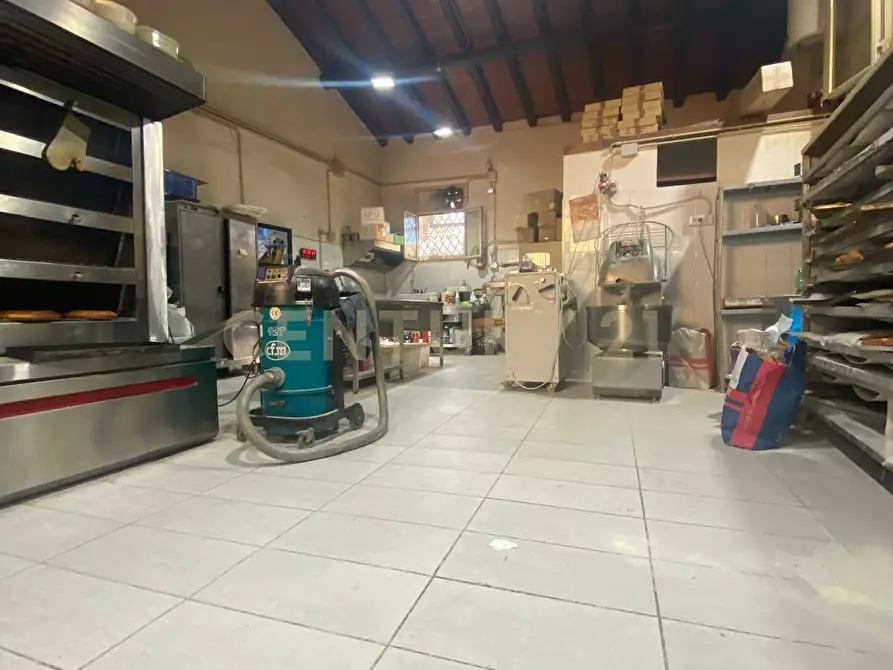 Immagine 18 di Locale commerciale in vendita  in via zia lisa 181 a Catania