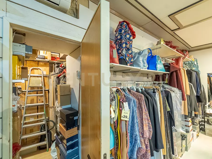 Immagine 24 di Attività commerciale in vendita  in Viale Liegi 49 a Roma