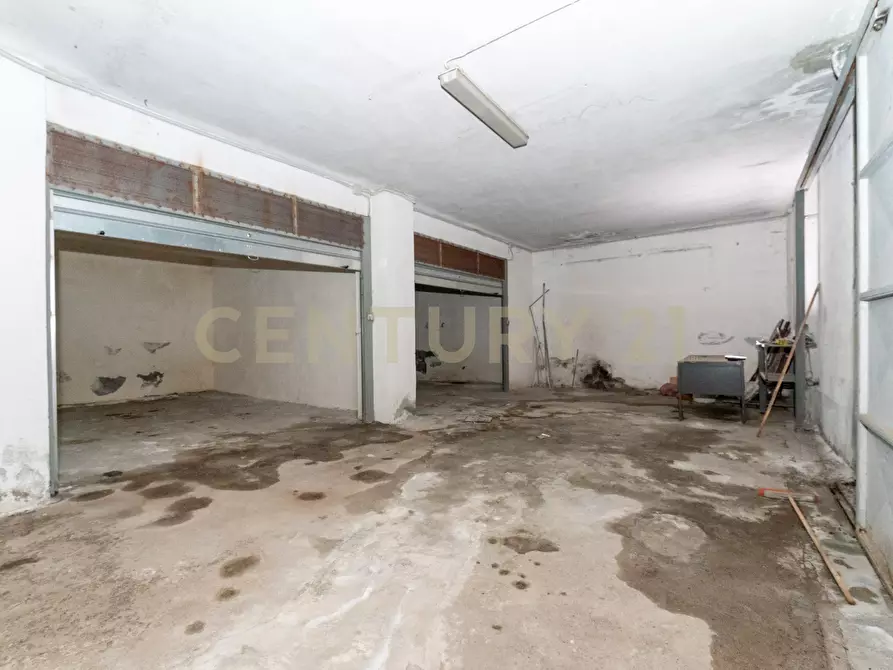 Immagine 29 di Magazzino in vendita  in Via del Bosco 407 a Catania