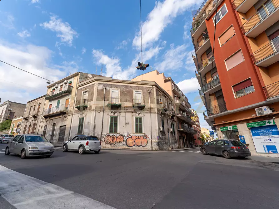 Immagine 9 di Locale commerciale in vendita  in Via Cibele 44 a Catania