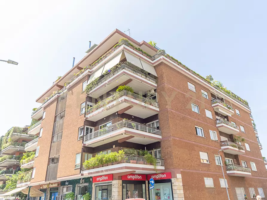 Immagine 55 di Trilocale in vendita  in Via Bevagna 56 a Roma
