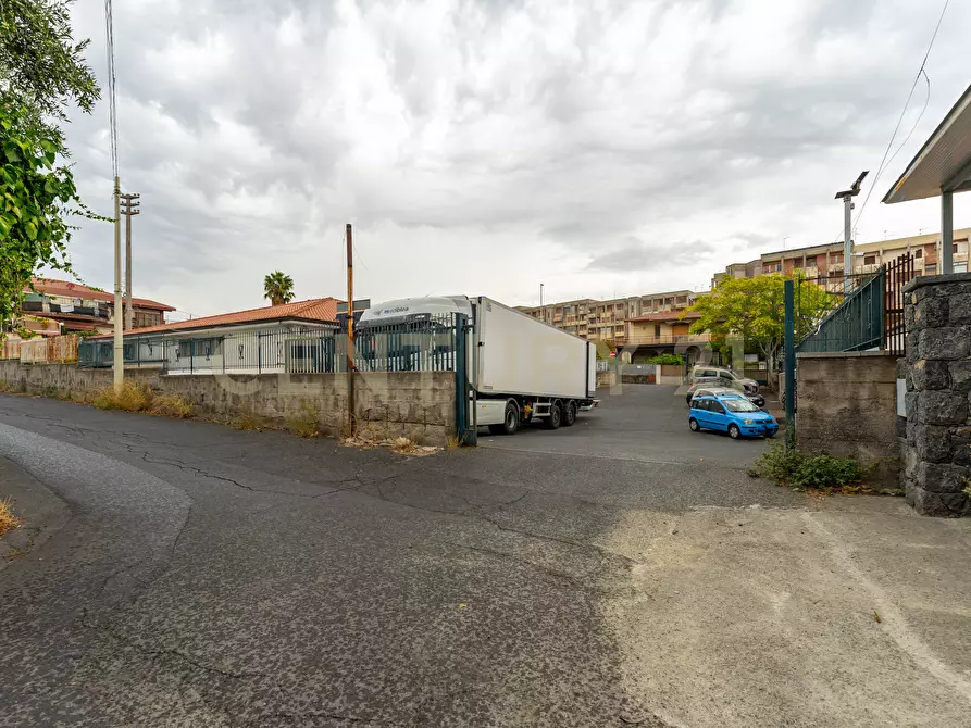 Immagine 27 di Locale commerciale in vendita  in Via Galermo 185 a Catania