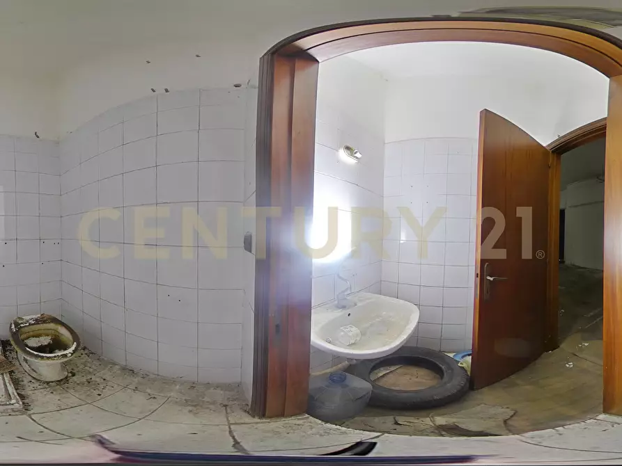 Immagine 24 di Locale commerciale in vendita  in Via Carnazza 81 a Tremestieri Etneo