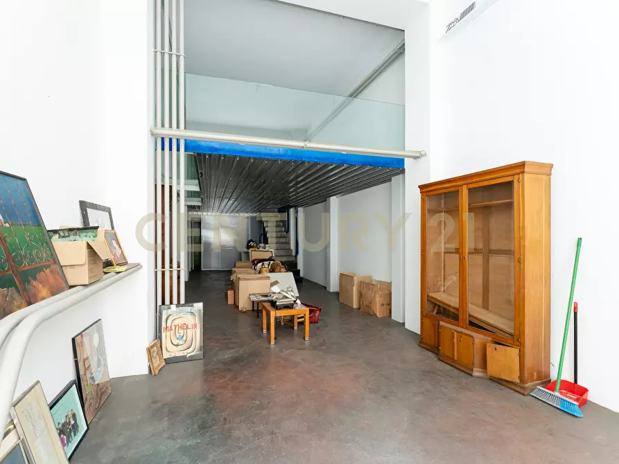 Immagine 25 di Locale commerciale in vendita  in Via Francesco Riso 72/C a Catania