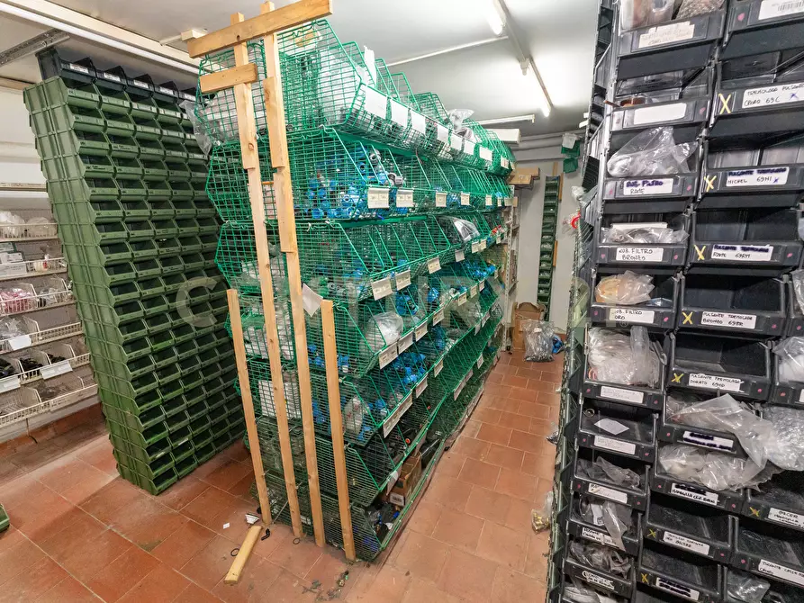 Immagine 20 di Locale commerciale in vendita  in Via Firenze 205 a Aci Castello