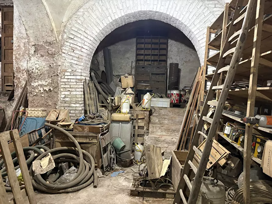 Immagine 40 di Locale commerciale in vendita  in Via 6 Aprile 59 a Catania