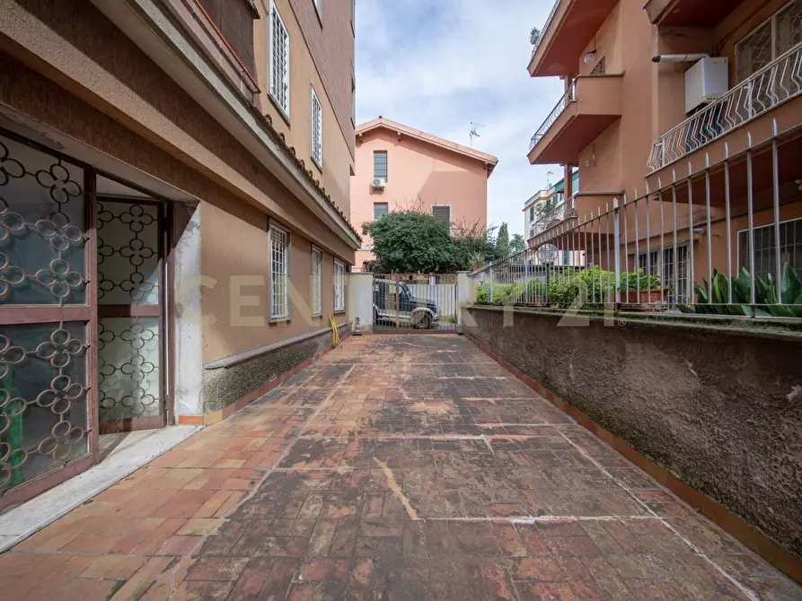 Immagine 31 di Bilocale in vendita  in Via Aurelia 301 a Roma
