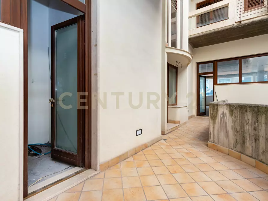 Immagine 31 di Locale commerciale in vendita  in Via Milano 85 a Catania