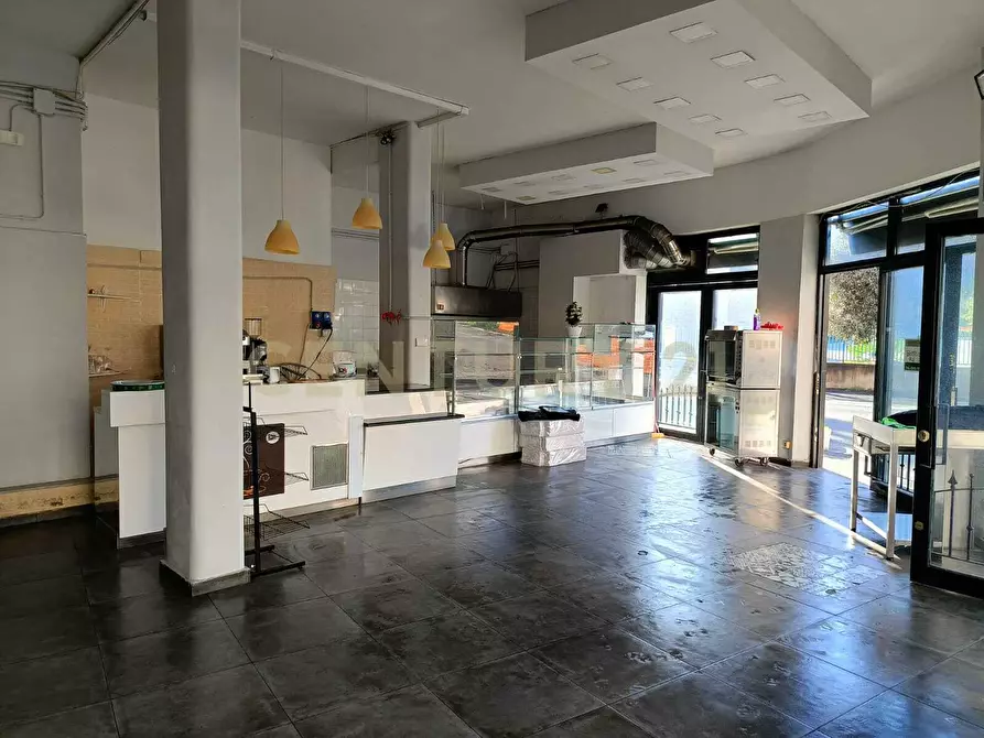 Immagine 4 di Locale commerciale in affitto  in Viale delle Medaglie D'Oro 88 a Catania