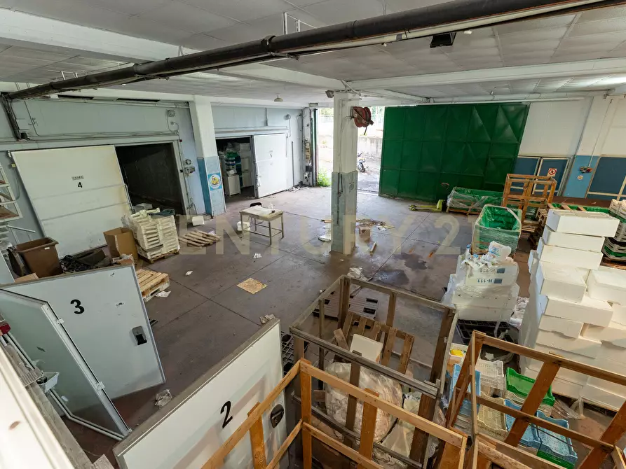 Immagine 69 di Showroom in vendita  in Via delle Scuole 1 a Aci Castello