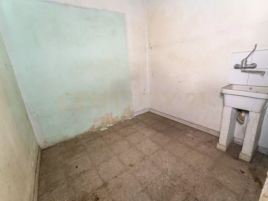 Immagine 16 di Locale commerciale in vendita  in Via del Bosco 107 a Catania