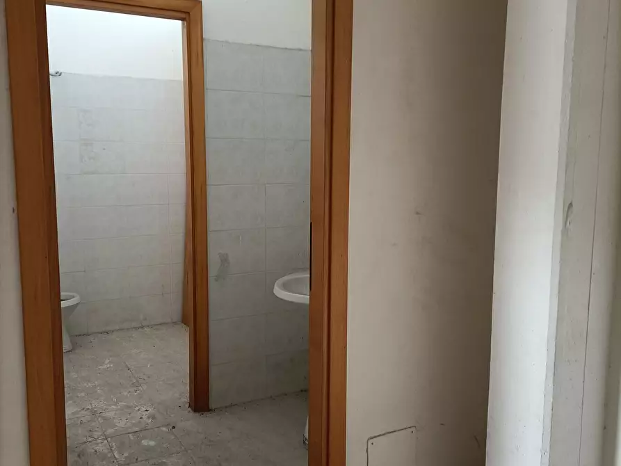 Immagine 11 di Locale commerciale in vendita  a Nettuno