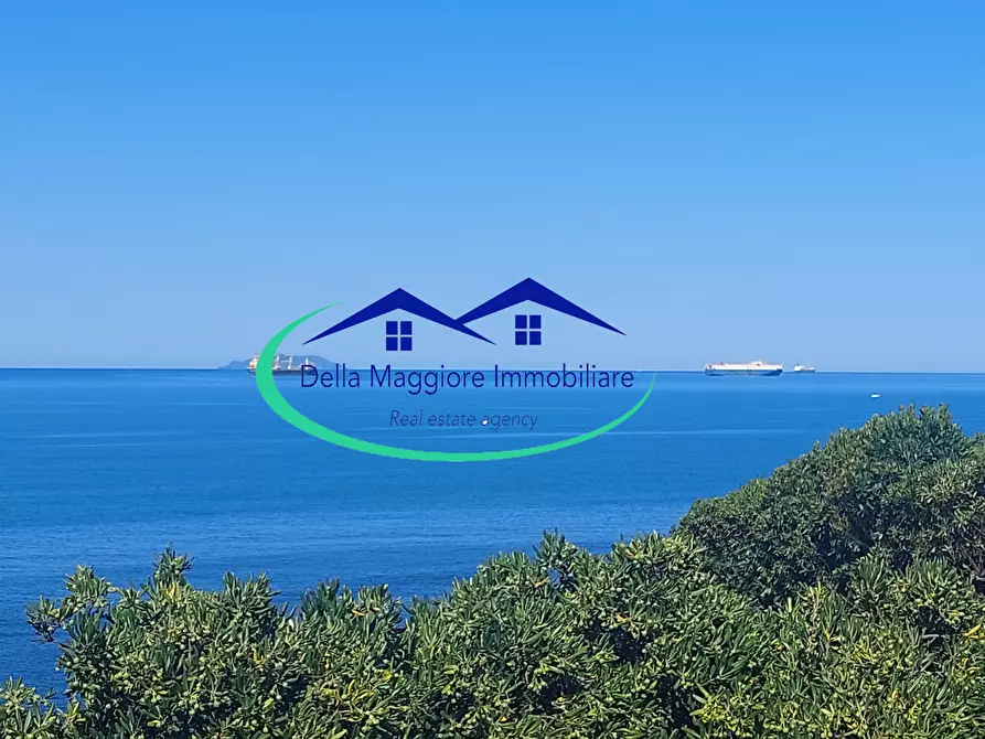 Immagine 4 di Villa in vendita  a Livorno