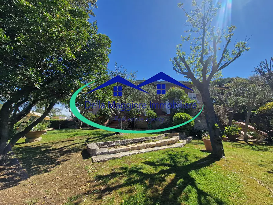 Immagine 26 di Villa in vendita  a Livorno