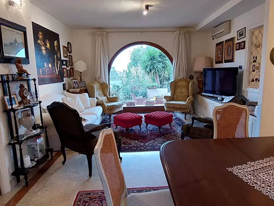 Immagine 3 di Villa in vendita  a Livorno