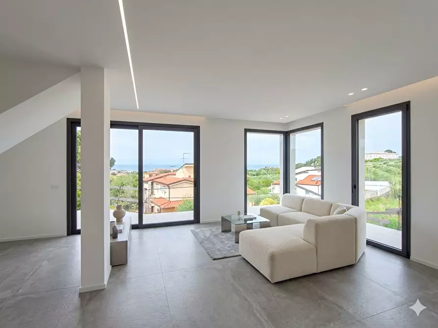 Immagine 7 di Villa in vendita  a Livorno
