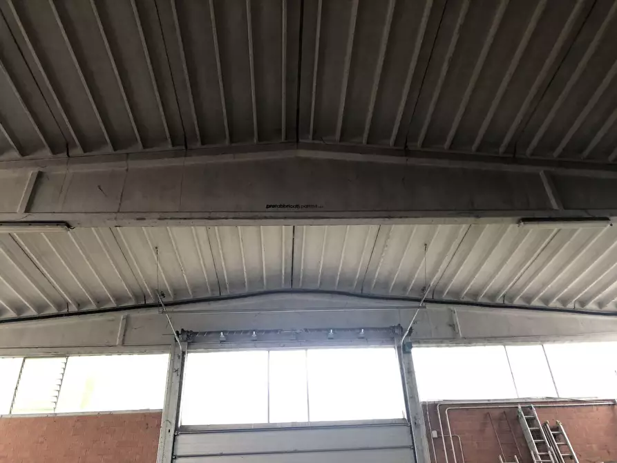 Immagine 9 di Attività artigianale in vendita  a Parma