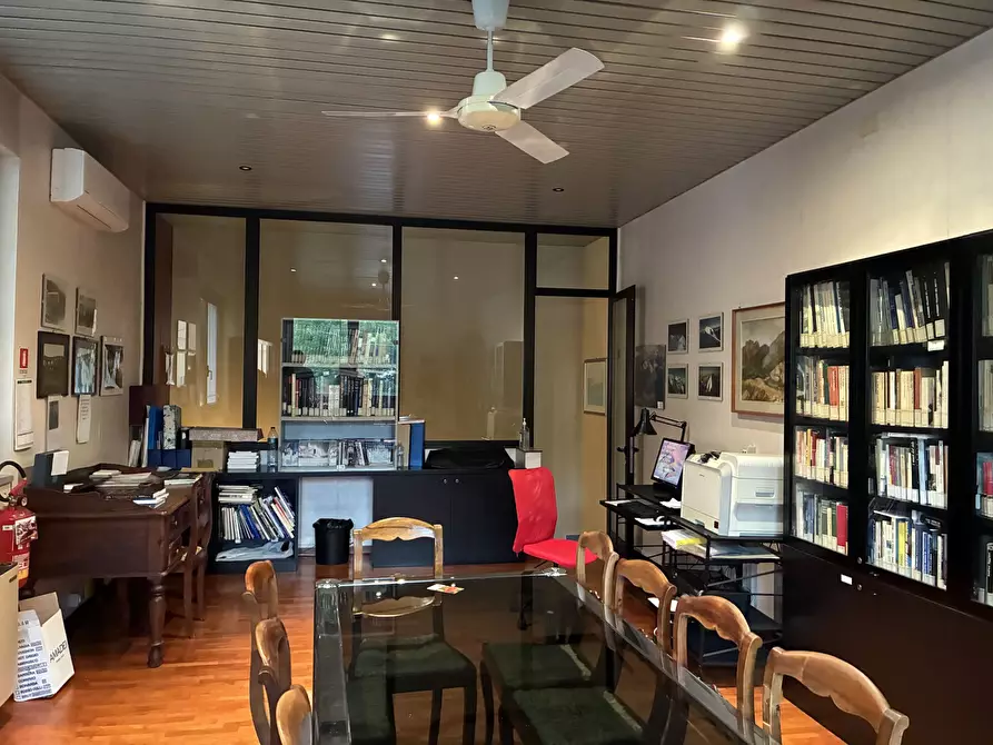 Immagine 9 di Showroom in vendita  a Parma