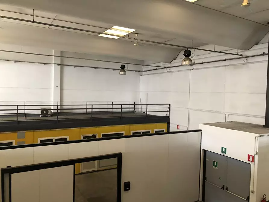 Immagine 17 di Attività artigianale in vendita  a Parma