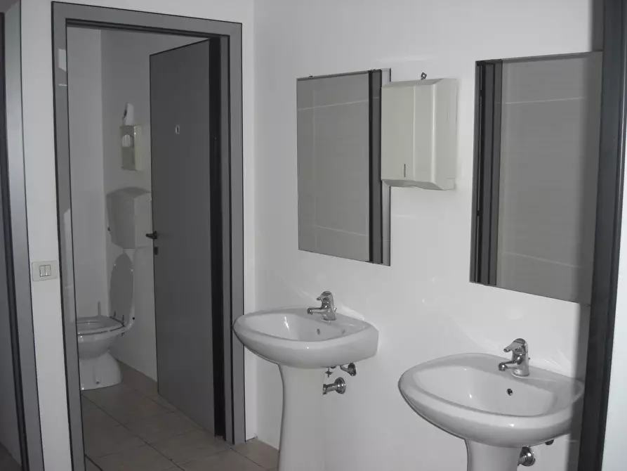 Immagine 9 di Ufficio in affitto  a Parma