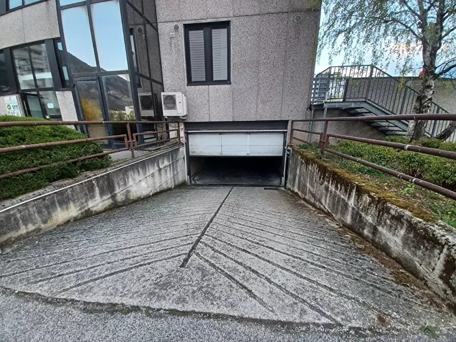 Immagine 3 di Garage in vendita  a Trento