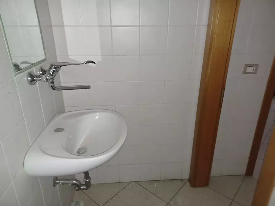 Immagine 8 di Locale commerciale in affitto  a Trento