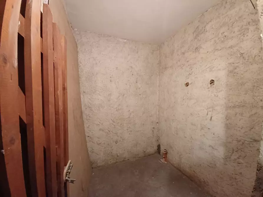 Immagine 5 di Locale commerciale in affitto  a Trento