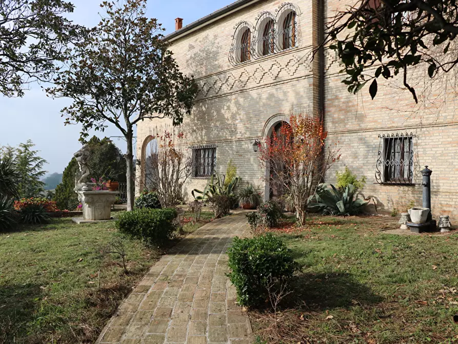 Immagine 1 di Villa in vendita  in VIA chiaravallese a Osimo