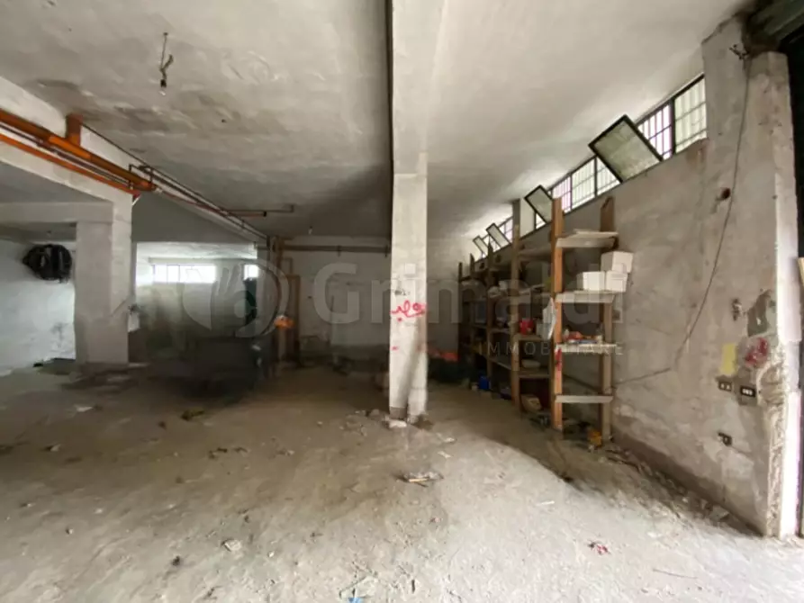 Immagine 5 di Garage in vendita  a Giugliano In Campania
