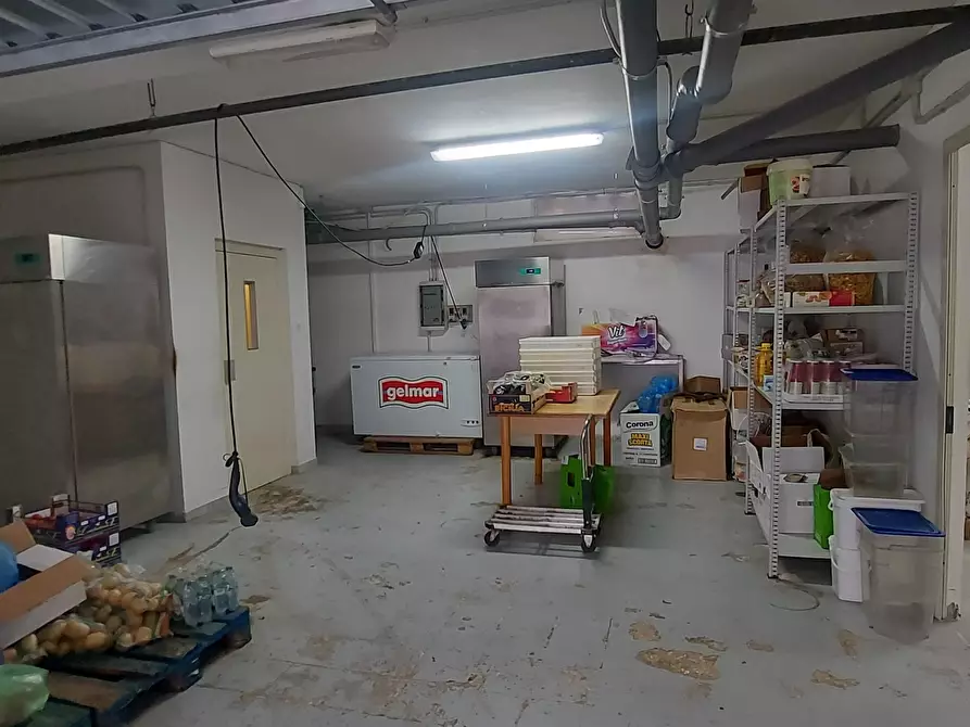 Immagine 53 di Locale commerciale in vendita  in Viale Porta Pia 5 a Brindisi