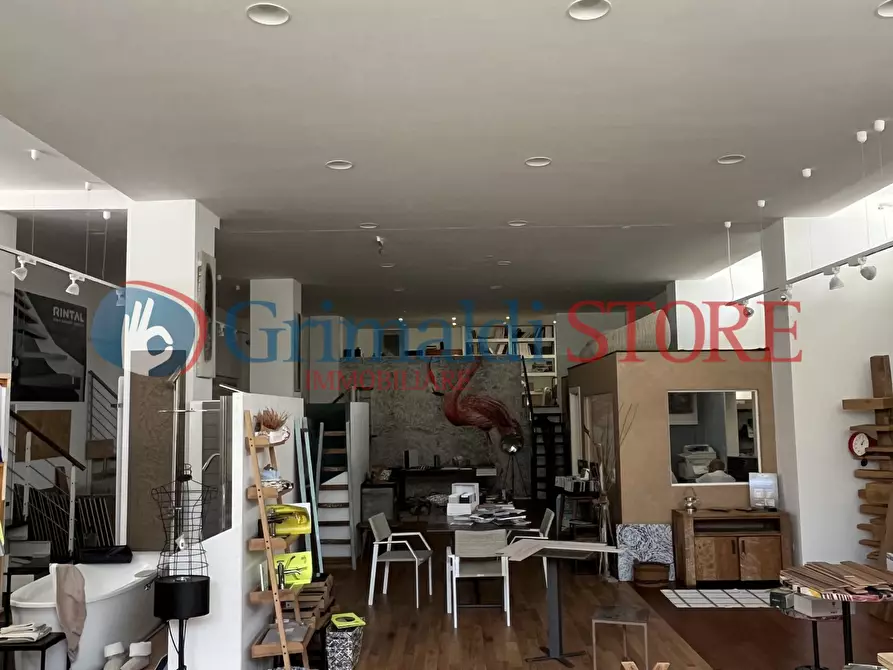 Immagine 28 di Magazzino in vendita  in Viale Giovanni Paolo II 71 a Lecce