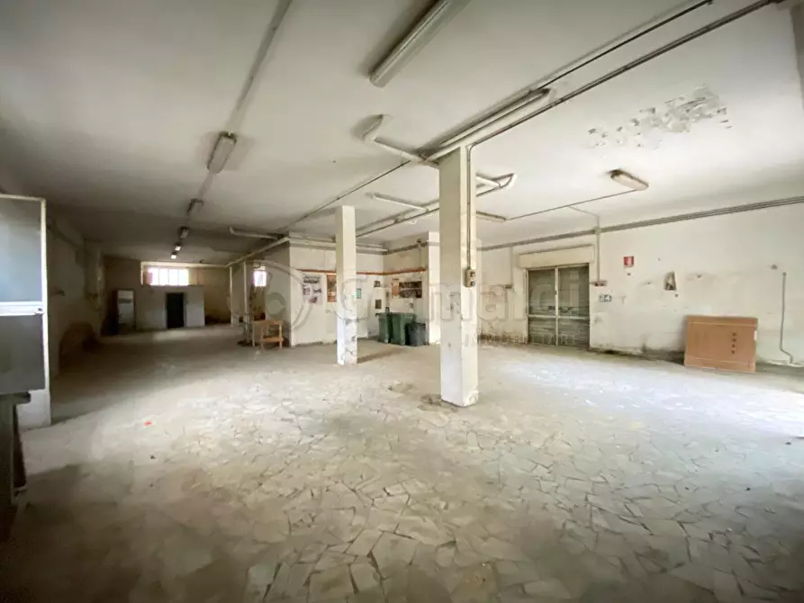 Immagine 2 di Locale commerciale in affitto  a Giugliano In Campania