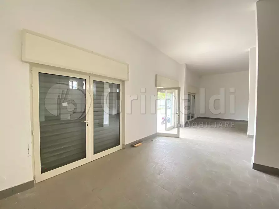 Immagine 2 di Locale commerciale in affitto  a Giugliano In Campania