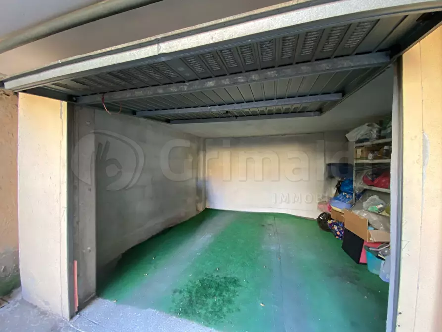 Immagine 4 di Garage in vendita  a Giugliano In Campania