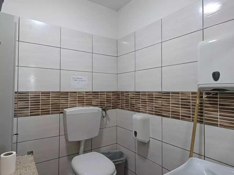 Immagine 17 di Attività commerciale in vendita  in Viale Giacomo Matteotti 117 a Nettuno