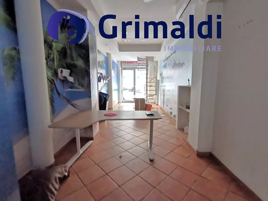 Immagine 9 di Locale commerciale in affitto  a Napoli