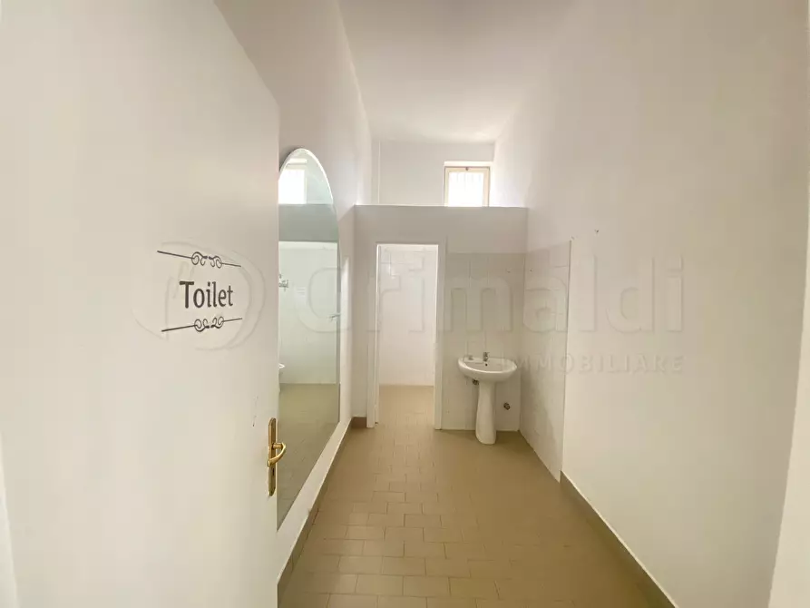 Immagine 13 di Locale commerciale in vendita  a Giugliano In Campania