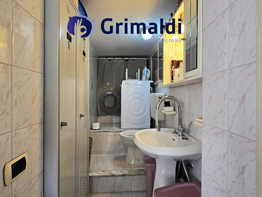 Immagine 35 di Quadrilocale in vendita  in Via Chiatamone a Napoli