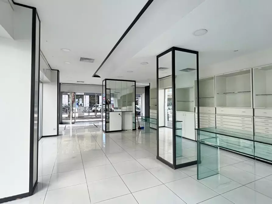 Immagine 15 di Locale commerciale in vendita  in Via Guglielmo Oberdan 57 a Lecce