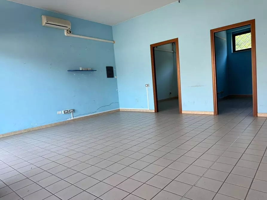 Immagine 13 di Attività commerciale in affitto  in Via Aldo Moro 98 a Aprilia
