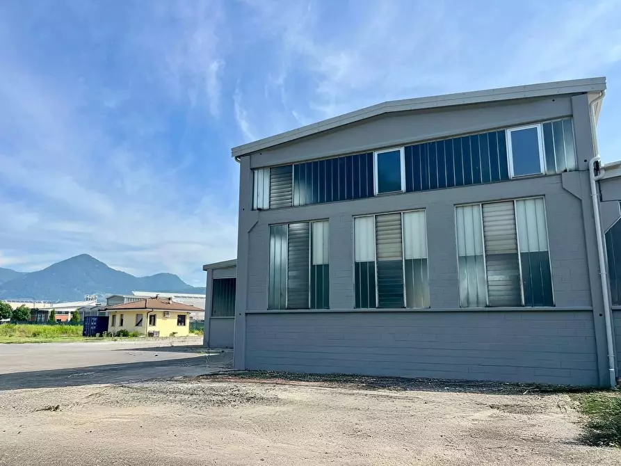 Immagine 6 di Attività artigianale in vendita  a Erba