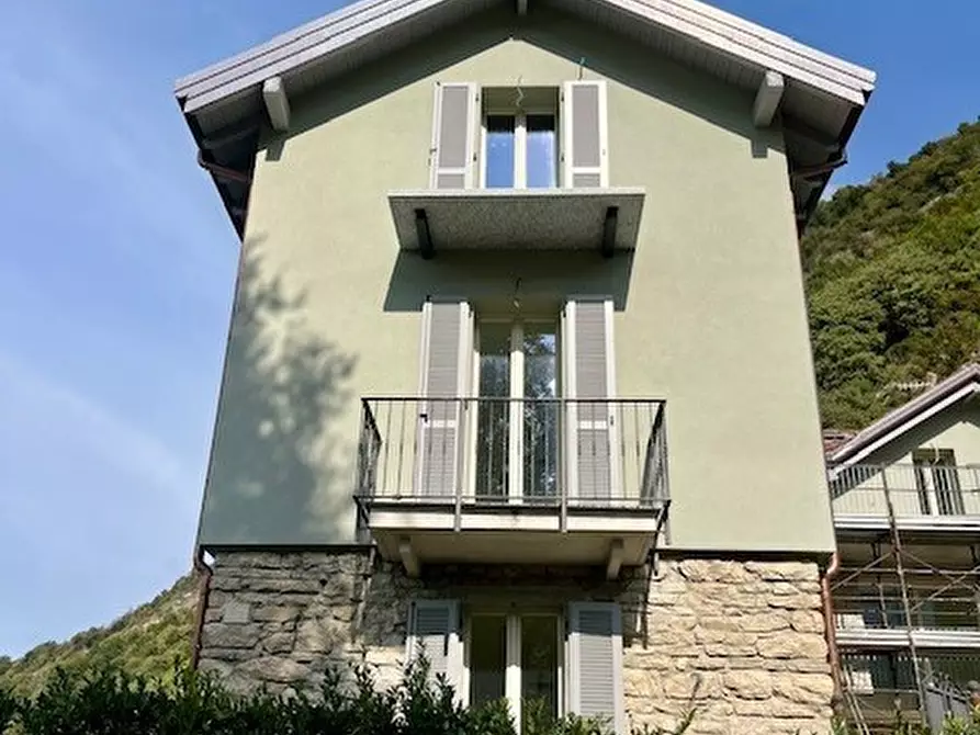 Immagine 5 di Mansarda in vendita  in Via Castello 27 a Canzo