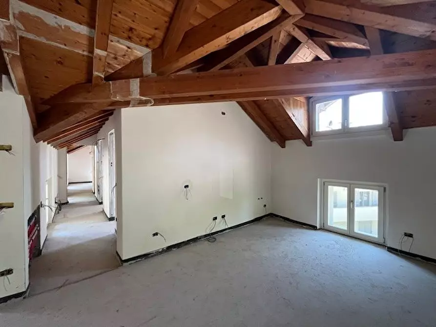 Immagine 8 di Mansarda in vendita  in Via Castello 27 a Canzo