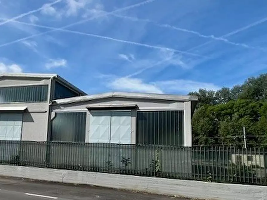 Immagine 8 di Attività artigianale in vendita  a Erba