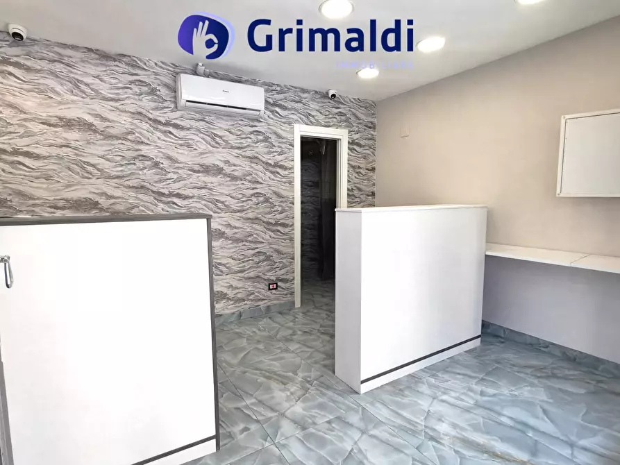 Immagine 1 di Locale commerciale in vendita  in Corso Vittorio Emanuele a Napoli