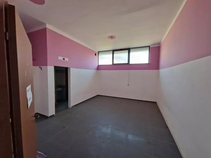 Immagine 12 di Locale commerciale in vendita  in Via Adolfo Celi 183 a Messina