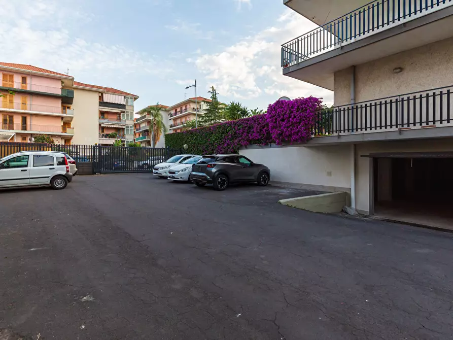 Immagine 35 di Pentalocale in vendita  in Via Giuseppe Leonardi 24 a Aci Catena