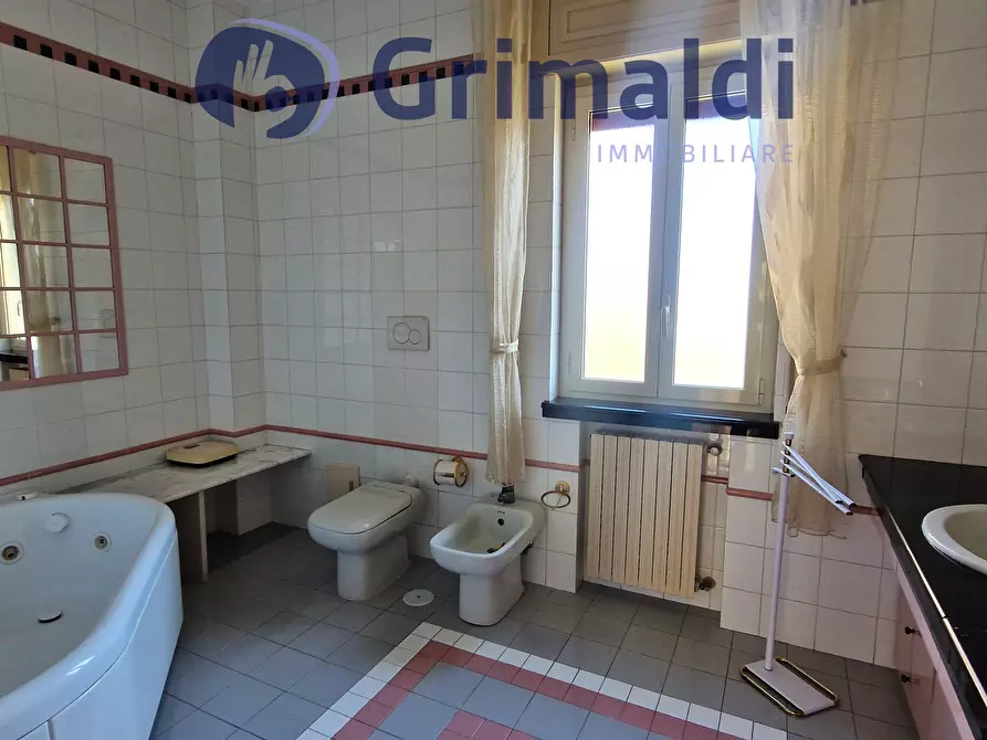 Immagine 26 di Villa in vendita  in Via Comunale Guantai Ad Orsolone 177 a Napoli
