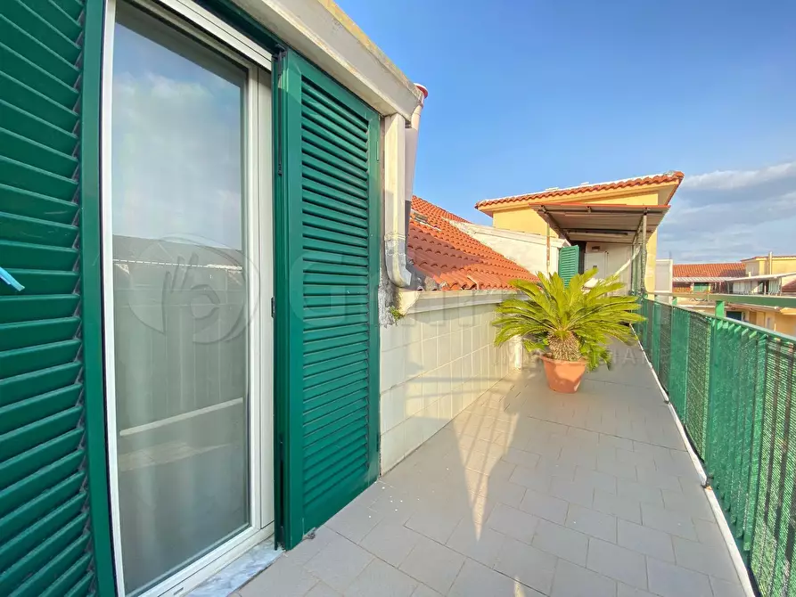 Immagine 12 di Mansarda in vendita  a Giugliano In Campania