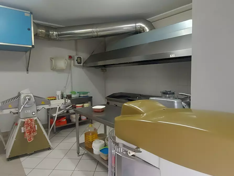 Immagine 37 di Locale commerciale in vendita  in Viale Porta Pia 5 a Brindisi